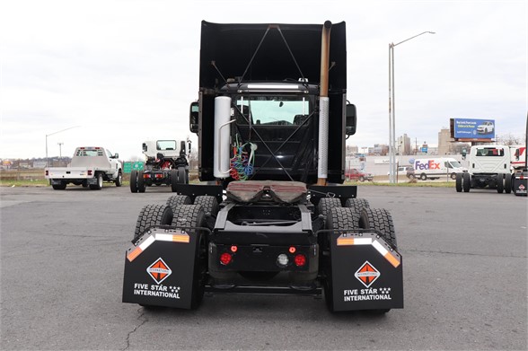 2016 MACK PINNACLE CXU613 - Ascendance Trucks